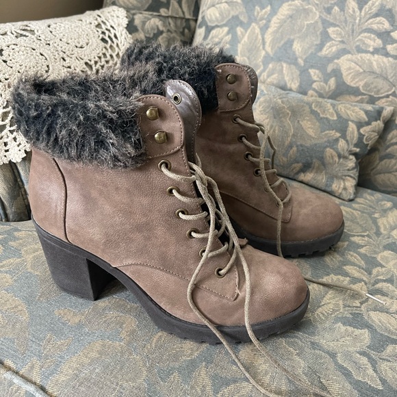 taupe lace up heeled boots size 7.5 - Picture 3 of 6